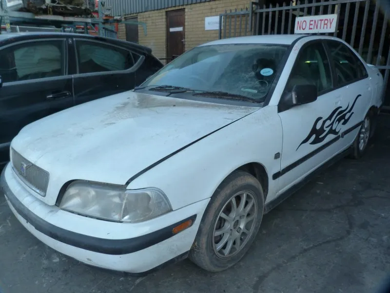1998 Volvo S40 B4194T view 3