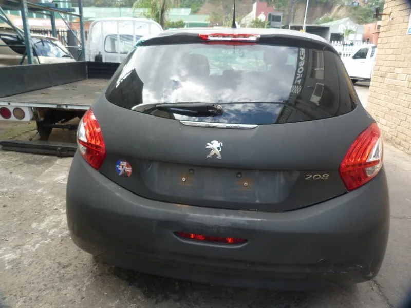 2015 Peugeot 208 10B view 3