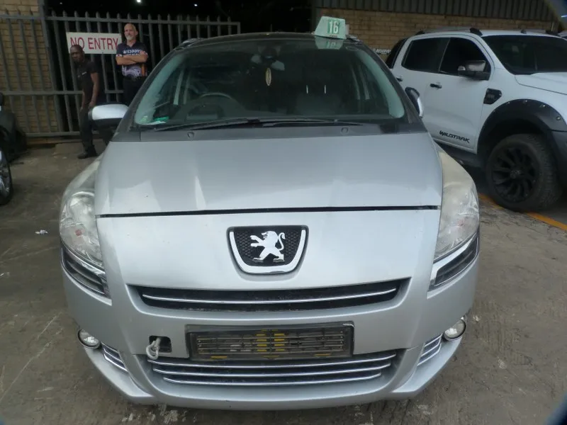 2013 Peugeot 5008 view 4