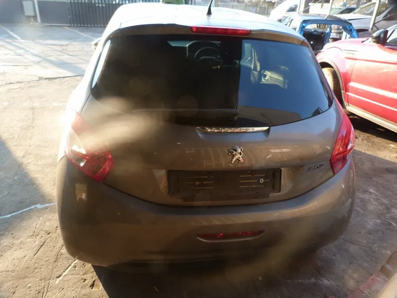 2013 Peugeot 208 10H view 4