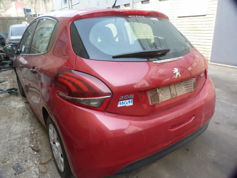 2016 Peugeot 208 view 5