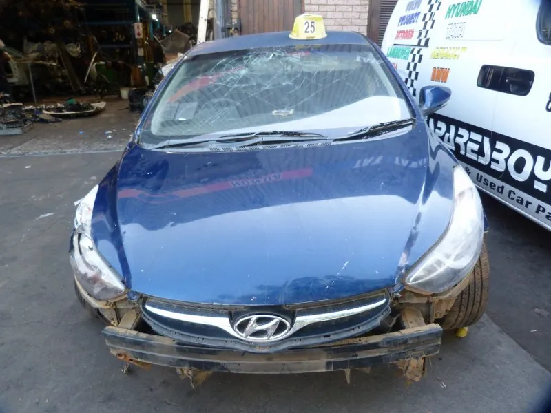 2013 Hyundai Elantra G4FG view 3
