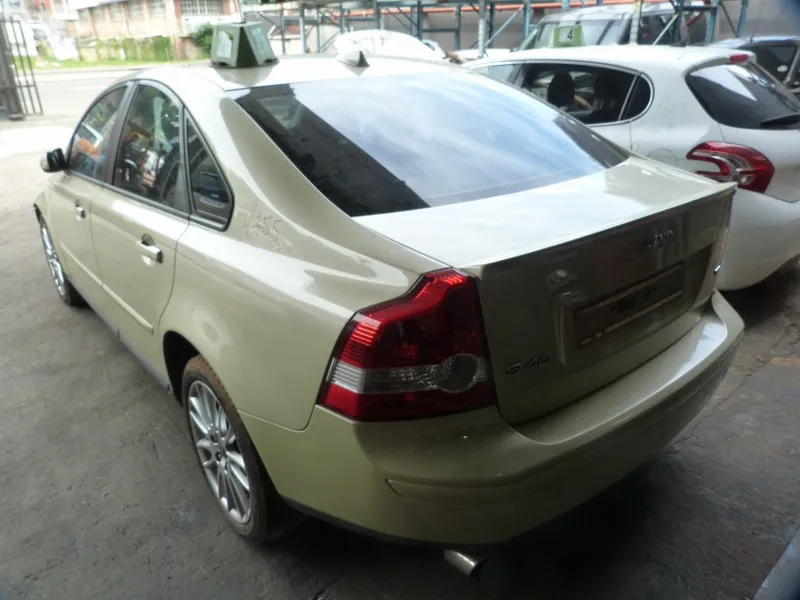 2005 Volvo S40 B5254T view 7