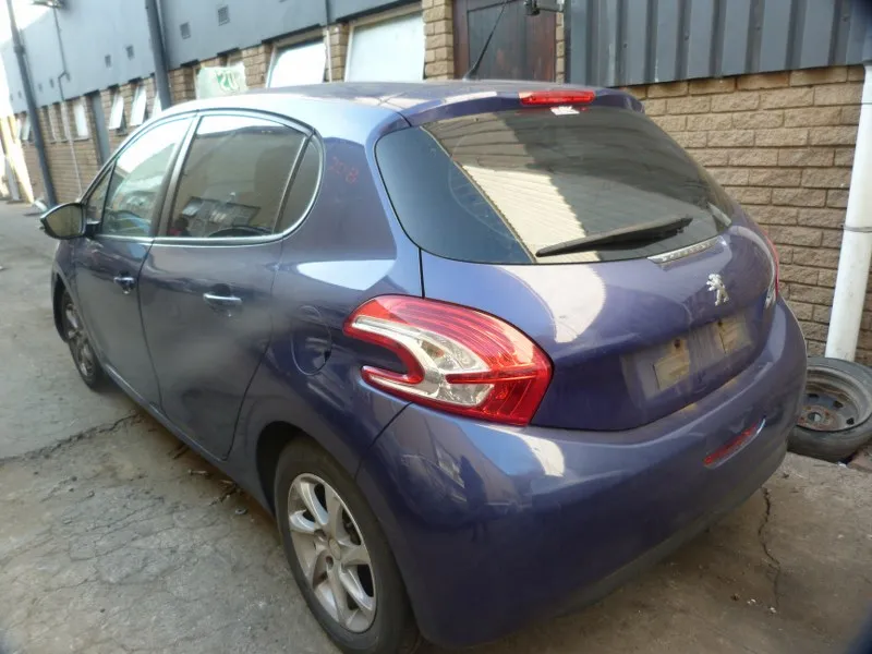 2012 Peugeot 208 10B view 6