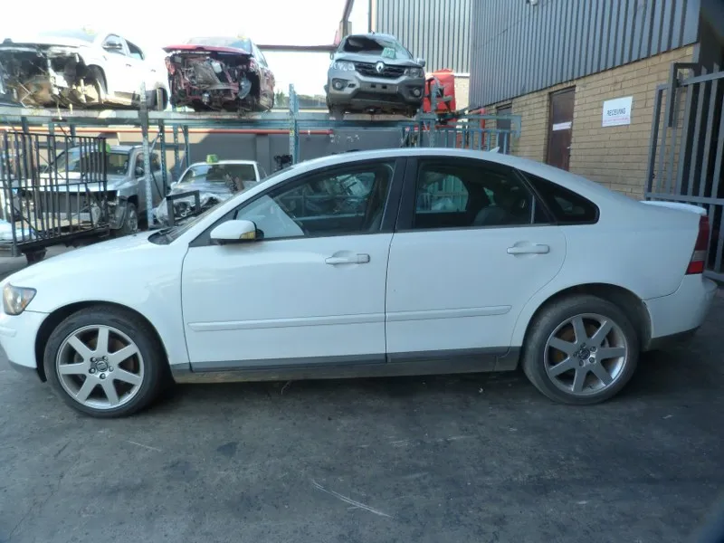 2004 Volvo S40 B5254T3 view 5