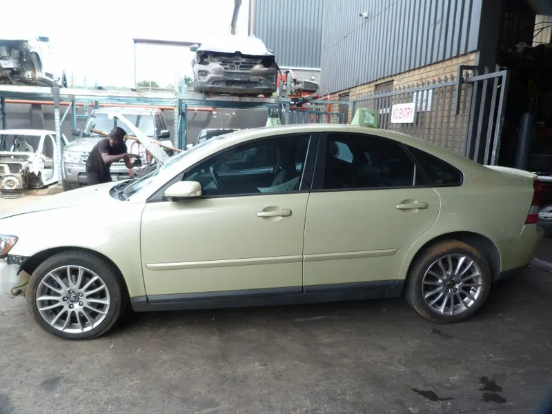 2005 Volvo S40 B5254T view 5
