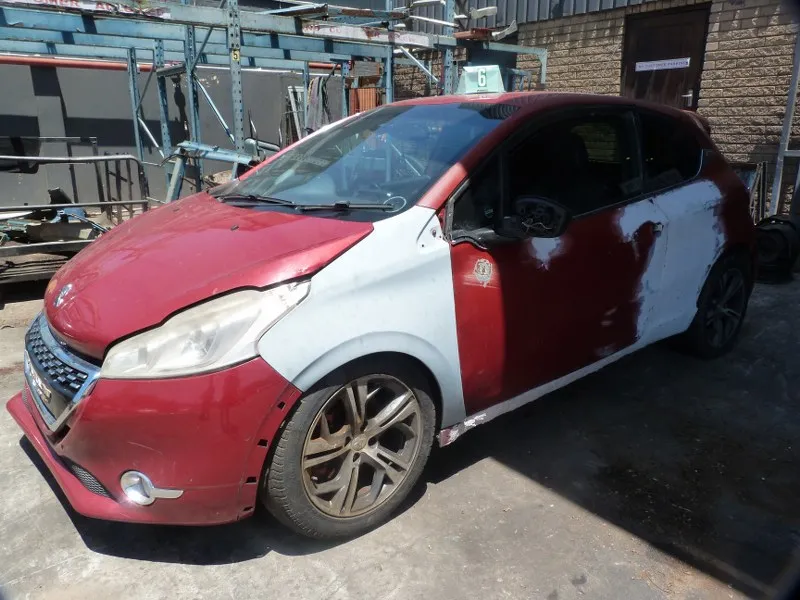 2013 Peugeot 208 10F view 4