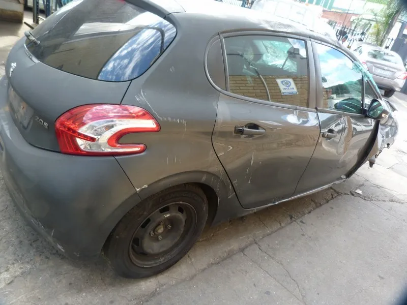 2015 Peugeot 208 10B view 4