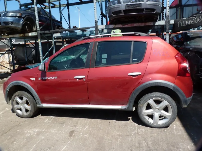 2013 Renault Sandero view 2