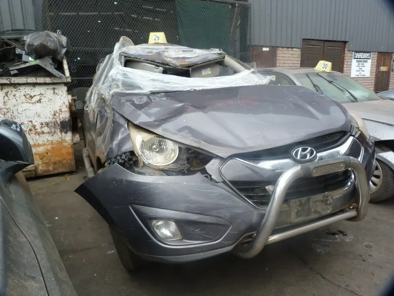 2011 Hyundai ix35 G4KD view 3