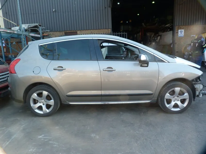 2011 Peugeot 3008 view 4