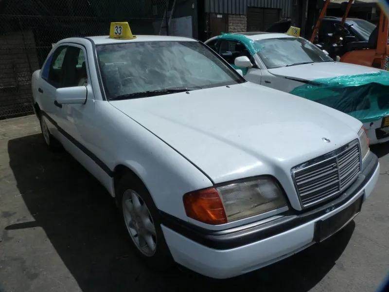 1995 Mercedes-Benz C-Class M111 view 4
