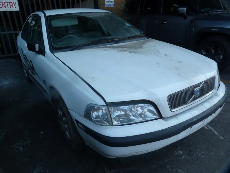 1998 Volvo S40 B4194T view 4