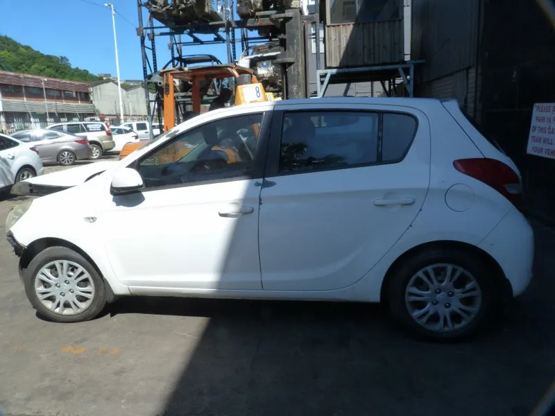 2011 Hyundai i20 G4FA view 8