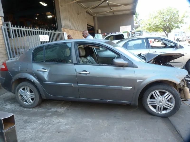 2004 Renault Megane  view 5