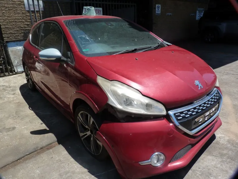 2013 Peugeot 208 10F view 3