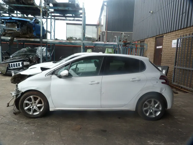 2015 Peugeot 208 10B view 5