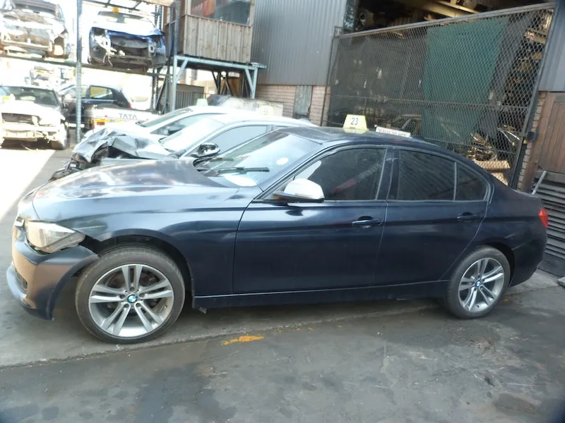 2012 BMW 3 Series  view 5