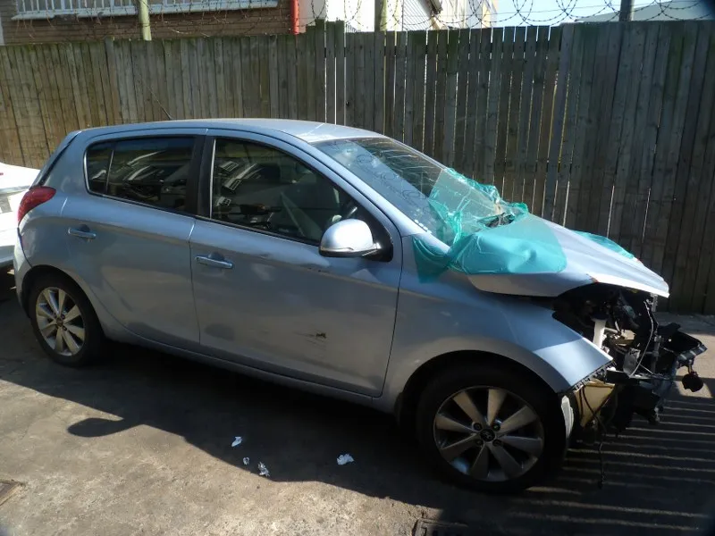 2014 Hyundai i20 D4FC view 4