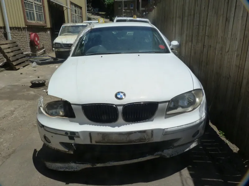 2006 BMW 1 Series N45 view 2