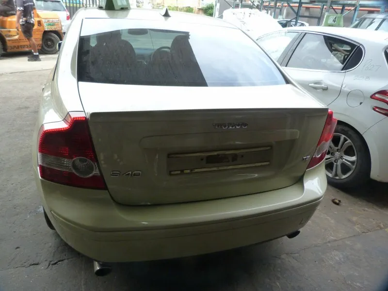 2005 Volvo S40 B5254T view 6