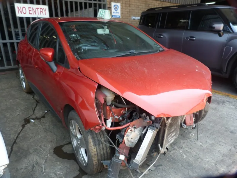 2014 Renault Clio H4BA view 3