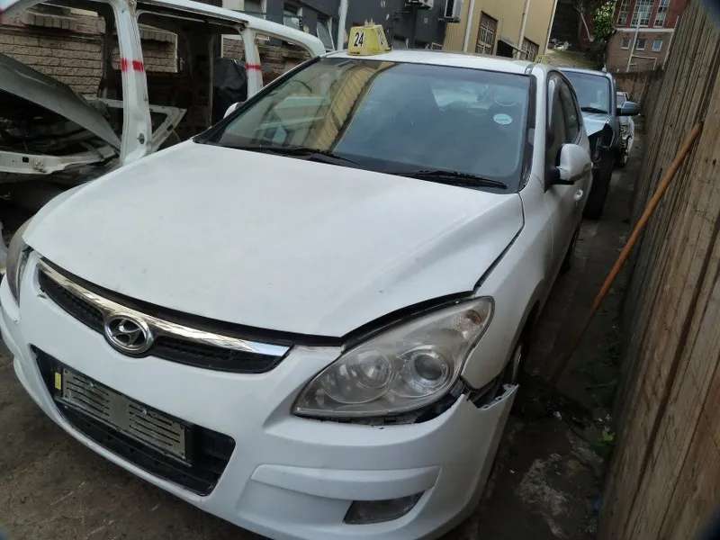 2010 Hyundai i30 G4GC view 3