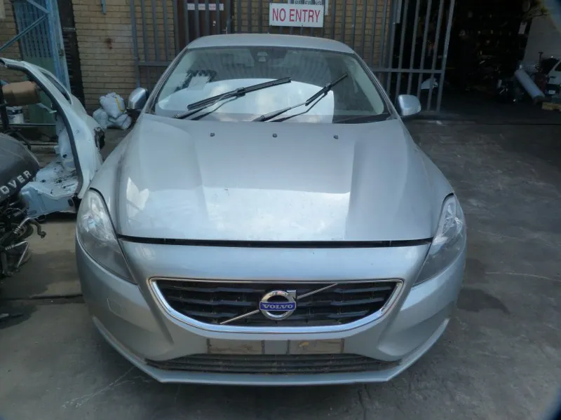 2012 Volvo V40 B4164T view 3