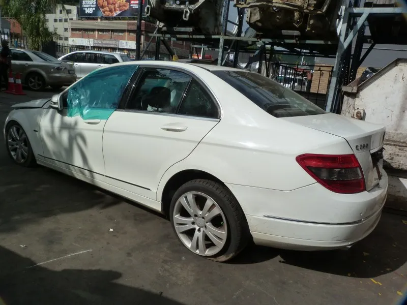 2010 Mercedes-Benz C-Class 271 view 4