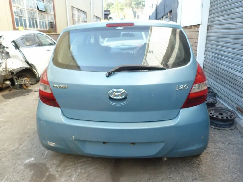 2010 Hyundai i20 G4FA view 3