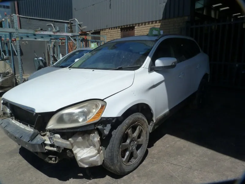 2010 Volvo XC60 D5244T view 3