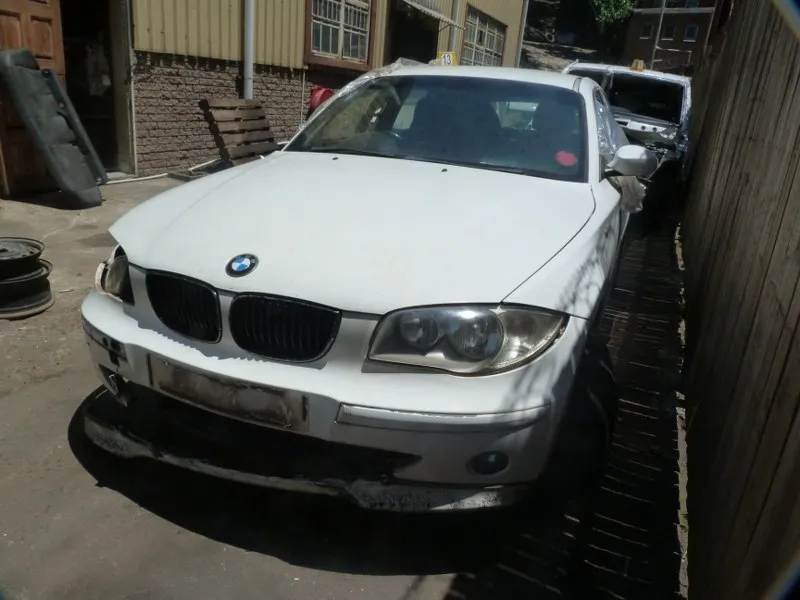 2006 BMW 1 Series N45 view 3