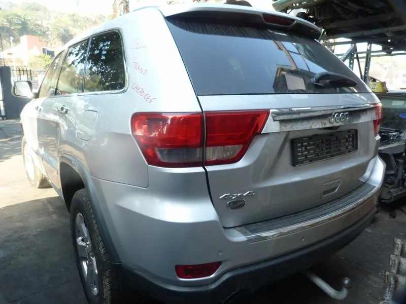 2011 Jeep Grand Cherokee HEMI view 4