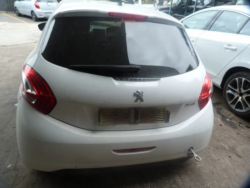 2015 Peugeot 208 10B view 6