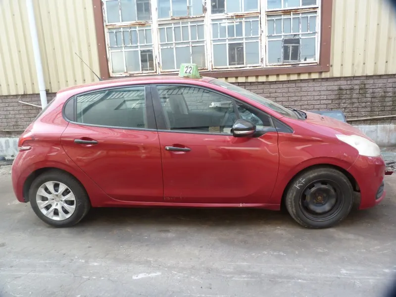 2016 Peugeot 208 thumbnail 4