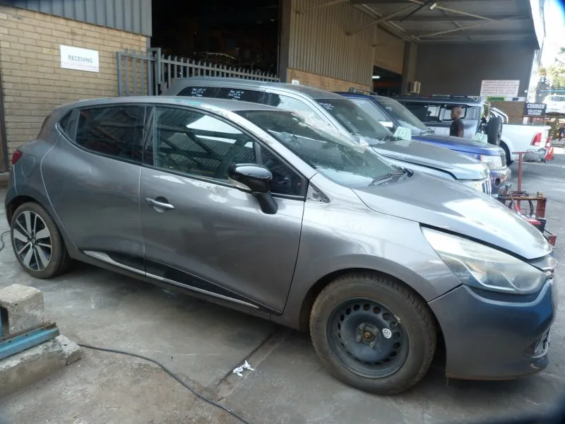 2014 Renault Clio H4BA view 4