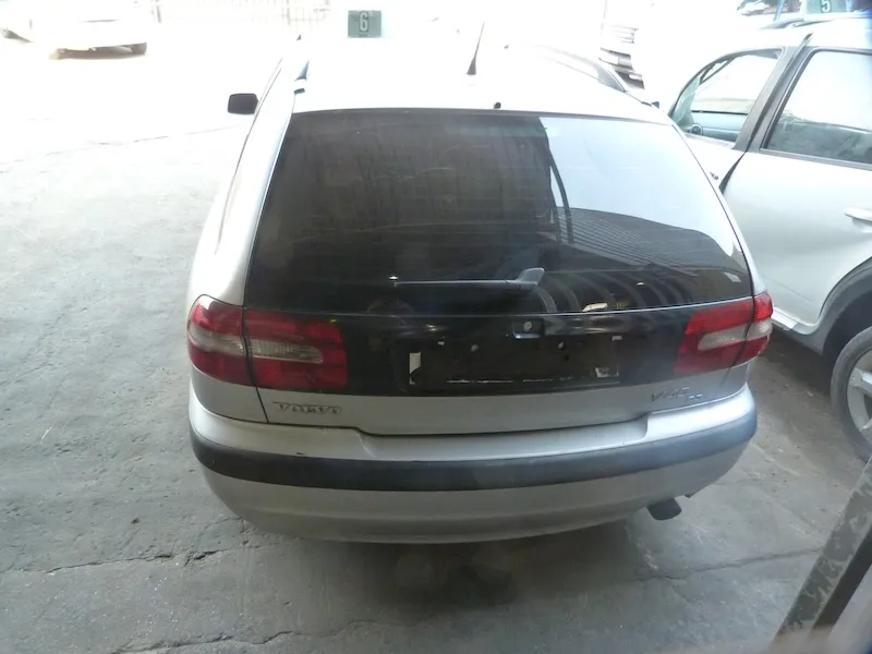 2001 Volvo V40 B4204S view 5