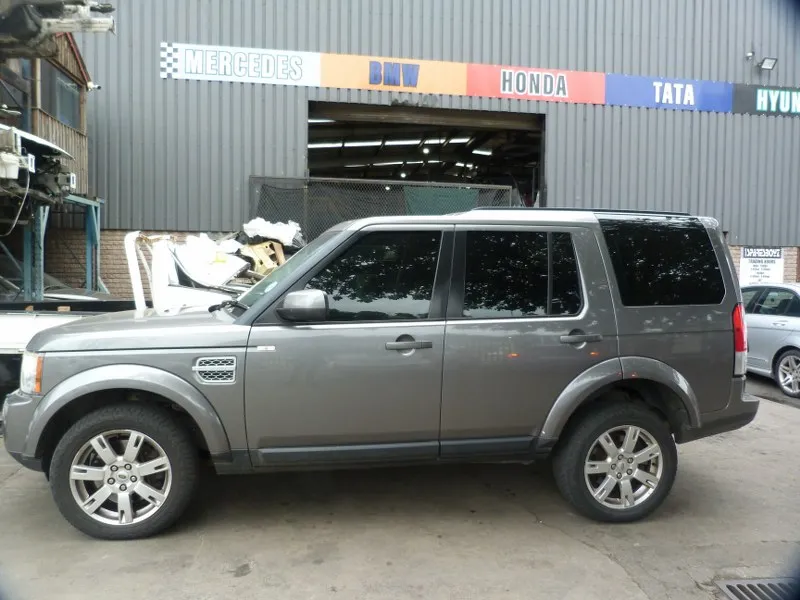 2010 Land Rover Discovery 4  view 5