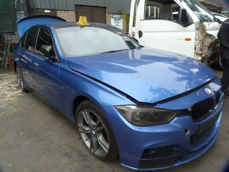 2014 BMW 3 Series view 3