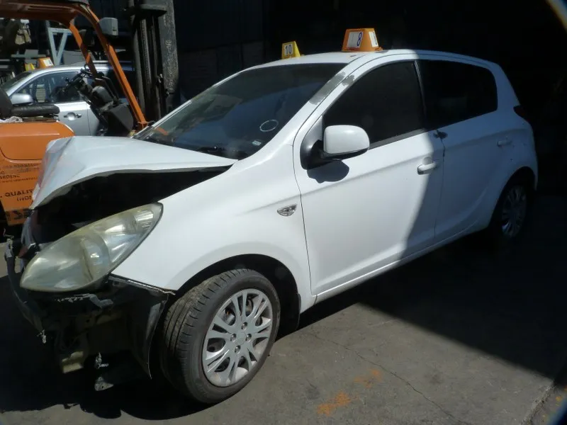 2011 Hyundai i20 G4FA view 9