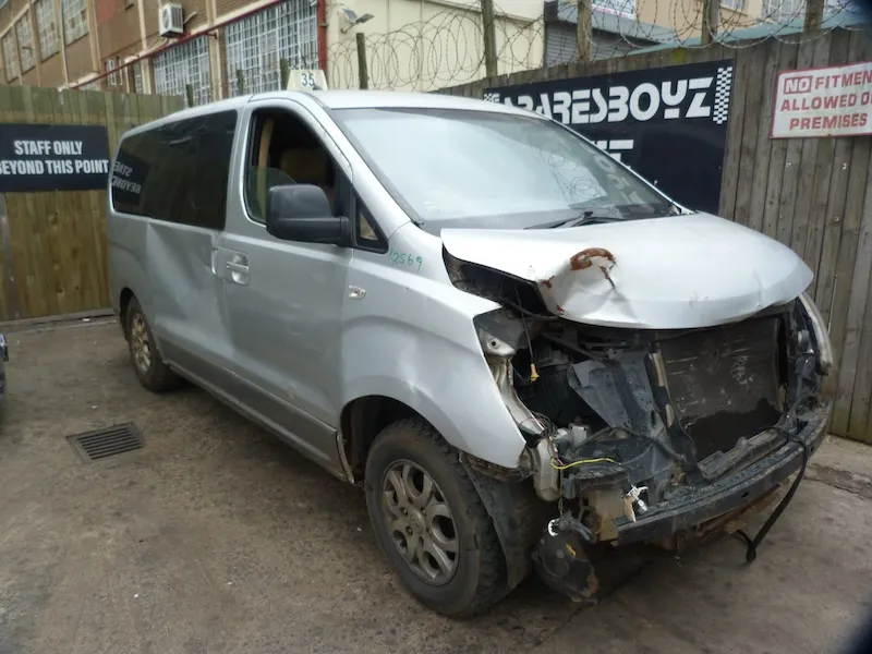 2010 Hyundai H-1 G4KG view 2
