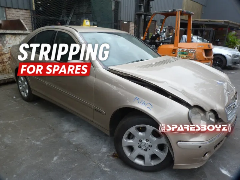 2005 Mercedes-Benz C-Class 271 view 2