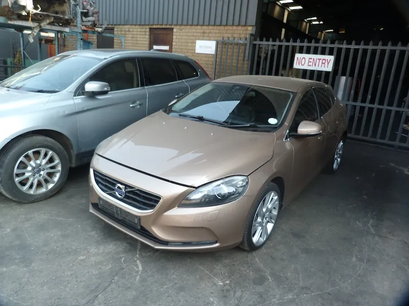 2014 Volvo V40 D5204T6 view 2