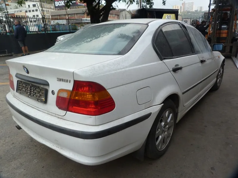 2002 BMW 3 Series view 6
