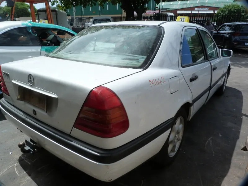 1995 Mercedes-Benz C-Class M111 view 6