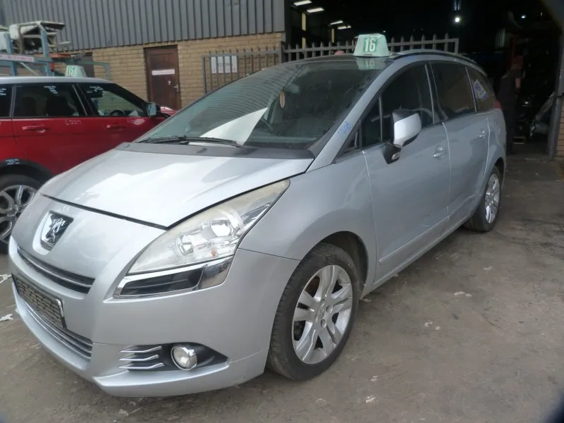 2013 Peugeot 5008 view 2