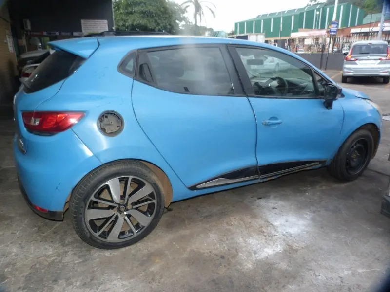 2014 Renault Clio H4B view 4