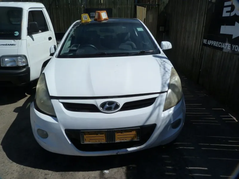 2010 Hyundai i20 G4FA view 2