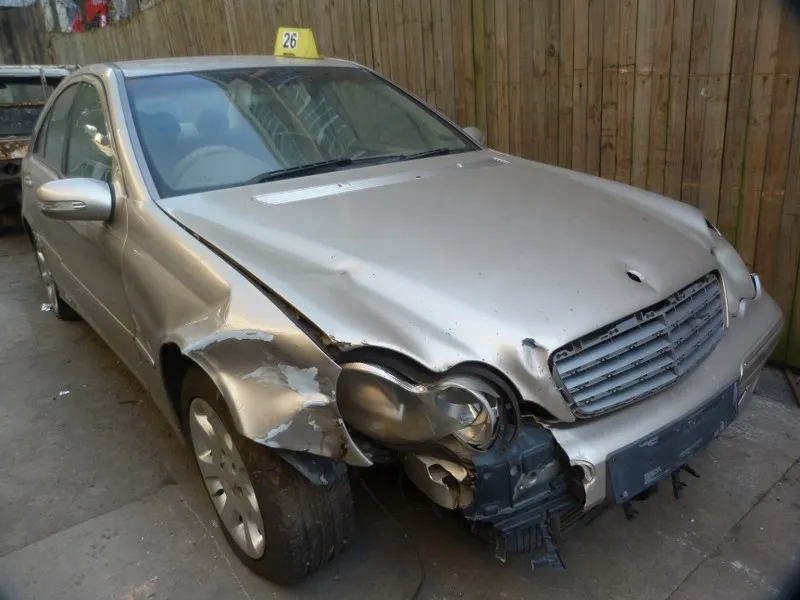 2005 Mercedes-Benz C-Class view 3