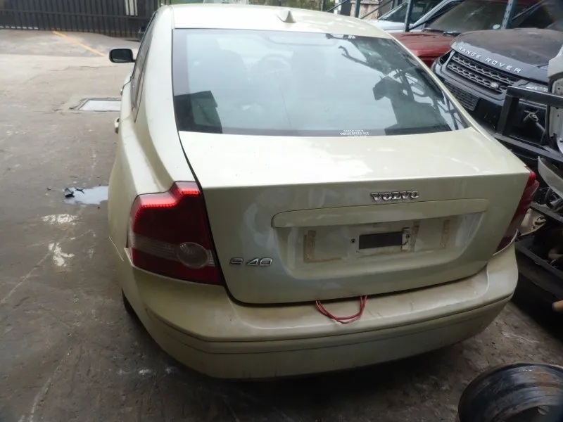 2006 Volvo S40 view 3